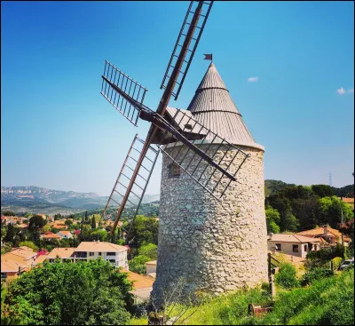 À qui faut-il attribuer la chanson "Mull of Kintyre" ?