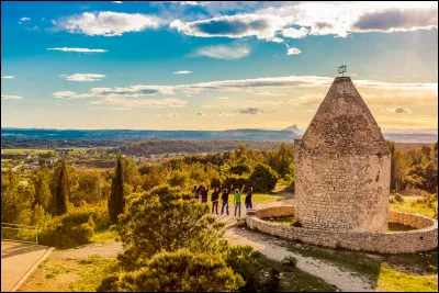 De quel département la commune de Moulins est-elle la préfecture ?