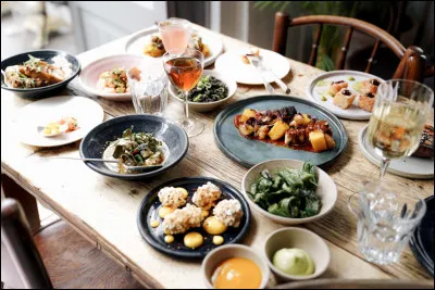 Quelle spécialité culinaire est typiquement servie froide et originaire dEspagne ?