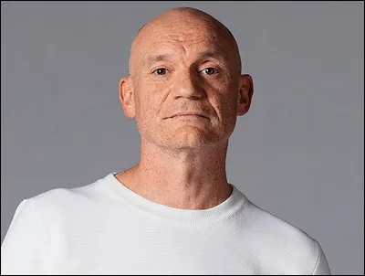 Qui est ce chanteur qui joue le rôle du patron du bar dans le film ''Le Fil'' réalisé par Daniel Auteuil en 2024 ?