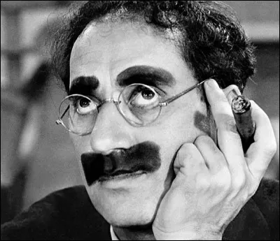 Qui est ce comédien américain, auteur de cette citation : ''Un article c'est comme un bas de femme : l'important, c'est de bien garder le fil à l'esprit.'' ?