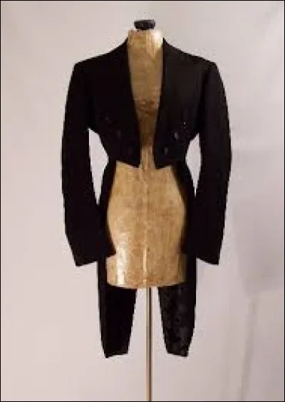 Complétez le nom de ce vêtement court de cérémonie : "Une queue-de- ..." :