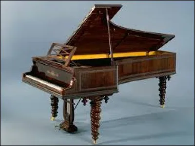 Comment sont les disposées les cordes d'un piano à queue ?