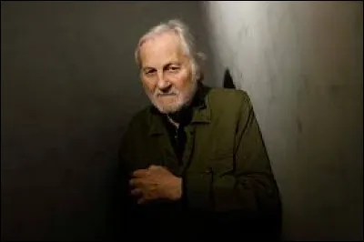 Complétez le nom de ce chanteur français : "Jean-Jacques ..." :