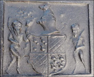 Quel est le nom de la plaque en fonte que l'on place sur le fond d'une cheminée ?