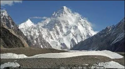 Quelle est l'altitude du K2, deuxième plus haut sommet du monde ?