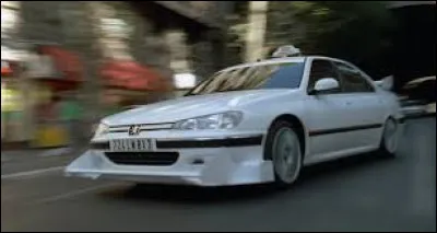 Quel est le nom du modèle de chez Peugeot qui sert de taxi dans le premier film de la saga "Taxi" ?