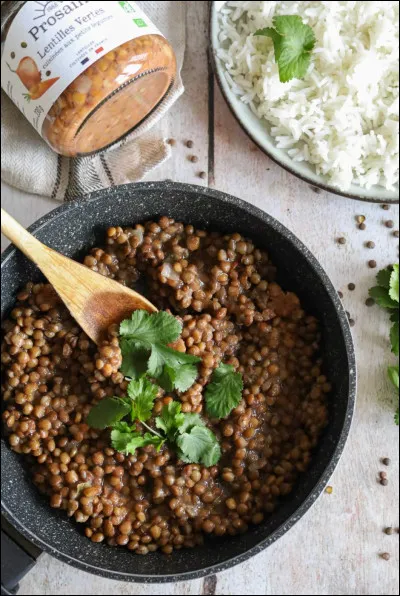 Le petit salé aux lentilles est préparé avec de la viande de ...