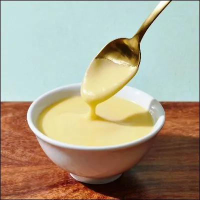 Quel dessert à base de blanc duf et de sucre est généralement accompagné dune crème anglaise ?