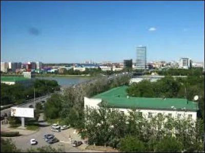 Le pont sur l'image traverse le fleuve Oural près de son embouchure à Atyraou sur la mer Caspienne. Il marque une limite traditionnelle entre l'Europe et l'Asie. Dans quel pays se trouve-t-il ?