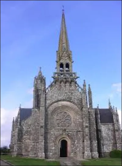 Voici l'&eacute;glise Notre-Dame, &agrave; Kernascl&eacute;den. Village de l'arrondissement de Pontivy, sur les bords du Scorff, il se situe dans le d&eacute;partement ...