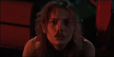 Qu'est-ce qui arrive à Sam lorsqu'elle se retrouve accidentellement sur la tombe de Sarah Fier ?