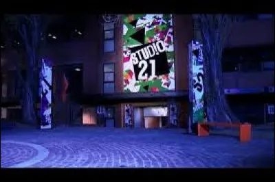 Comment s'appelle l'&eacute;cole artistique que fr&eacute;quente Violetta ?