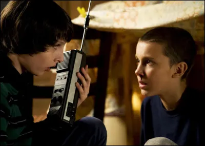 Quel objet Mike utilise-t-il pour communiquer avec ses amis pendant leur recherche de Will ?