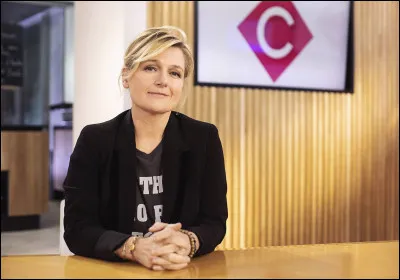 Depuis quelle année cette journaliste est-elle à la présentation de l'émission "C à vous" ?