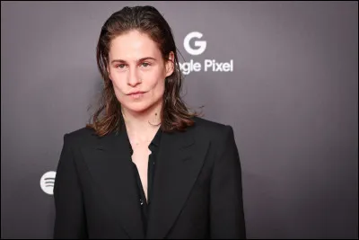 Quel est le premier nom de sc&egrave;ne de ce chanteur ?