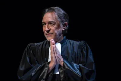 Quel est le titre de la pièce de théâtre où cet acteur incarne plusieurs avocats réels ?