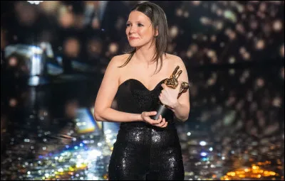 Qui était le coach de cette chanteuse lors de ses participations à l'émission "The Voice" ?