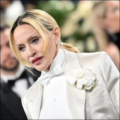 Quelle chanson emblématique de Madonna, sortie en 1990, a un clip en noir et blanc réalisé par David Fincher ?