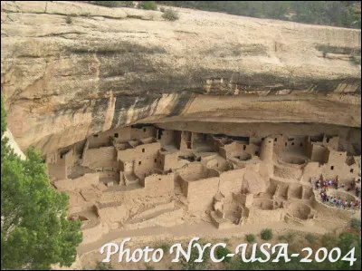 Quel est ce site des États-Unis au Colorado, une bâtisse creusée dans la roche composée de 200 pièces, une construction des indiens Anasazis en l'an 1190 ?