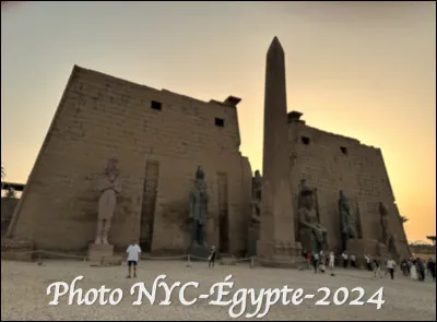 Quel est ce site d'Égypte, un temple dédié au culte du dieu Amon, un ensemble de colosses et d'obélisques datant de 1400 avant J.-C. ?