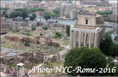 Quel est ce site d'Italie, situé entre les collines du Capitole et le mont Palatin, fondé au VIIe siècle avant J.-C., centre politique, religieux, commercial, judiciare et social de la Rome antique ?