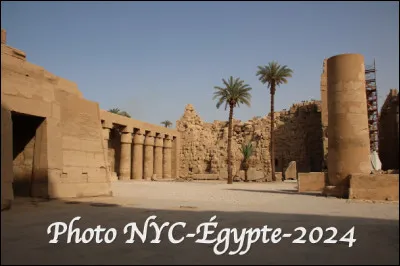 Quel est ce site d'Égypte, le plus grand de l'antiquité égyptienne datant de plus de 4 000 ans, des ruines de temples, de chapelles et de pylônes sur 2,5 km2 ?