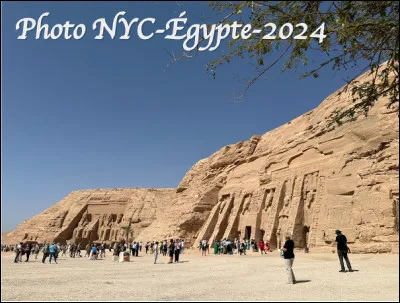 Quel est ce site d'Égypte, 2 temples sacrés datant de 1260 av J.-C. destinés au culte de Ramsès II et de son épouse Néfertari ?