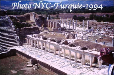 Quel est ce site de Turquie, une ville antique grecque du Xe siècle avant J.-C., un port prospère de 200 000 habitants ?