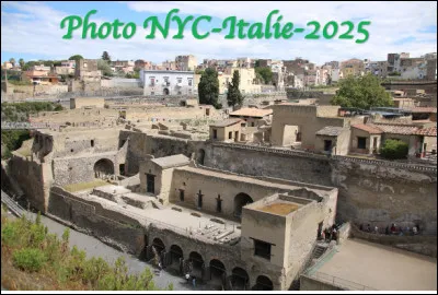 Quel est ce site d'Italie, une ville romaine fondée en 740 avant J.-C., ensevelie en 79 après J.-C. sous les cendres du Vésuve ?