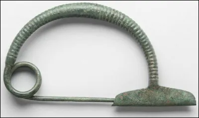 Quel est le nom de cette épingle, utilisée par les romains pour attacher leurs vêtements ?