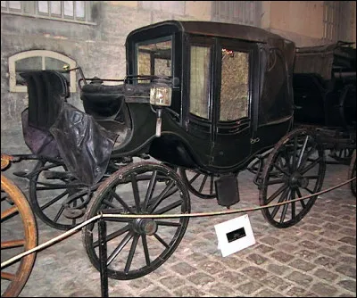 Quel est le nom de cet ancien véhicule urbain hippomobile destiné au transport des passagers ?
