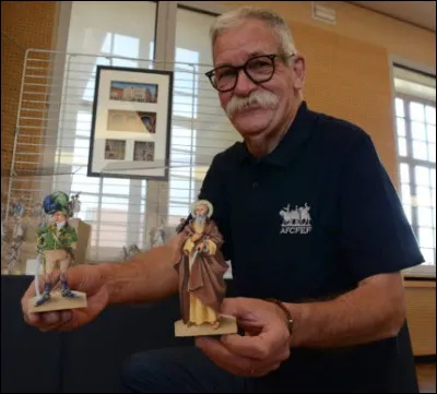 Quel est le nom de la personne qui moule des figures en plâtre ou en stuc ?