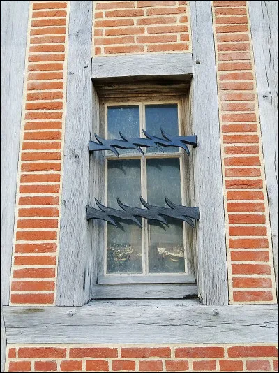 Comment appelle-t-on cette pièce de ferronnerie apposée devant certaines fenêtres ?