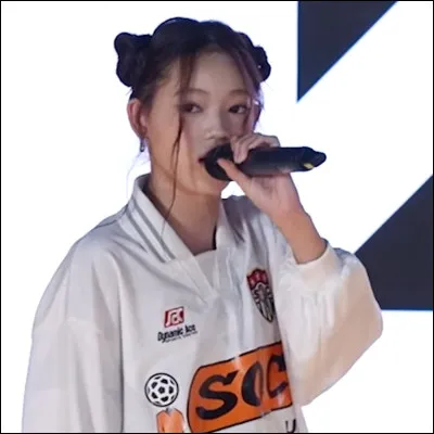 Combien de membres, en plus de Evelli, seront dans le groupe ?