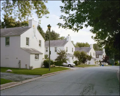 Dans quelle série apparaît la ville de Greendale ?
