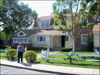 Dans quelle série apparaît la petite banlieue de Wisteria Lane ?