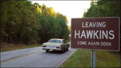 Dans quelle série apparaît la ville d'Hawkins ?