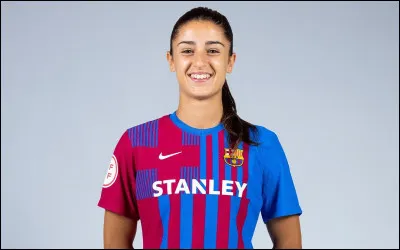 Quel poste occupe Jana Fernandez sur le terrain ?