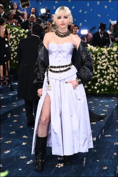 Qui a réalisé la tenue d'Angèle pour le Met Gala 2025 ?