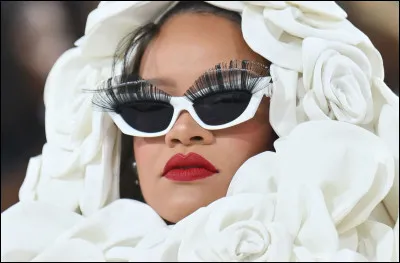 Et qui a réalisé la robe de Rihanna en 2023 ?
