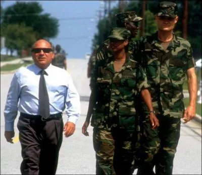 Quel auteur Danny DeVito essaie-t-il de faire dcouvrir  des lves militaires incultes dans un film de Penny Marshall, dont le titre commence par 'Opration... ' ?