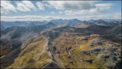 À quelle altitude culmine le col de la Bonette ?