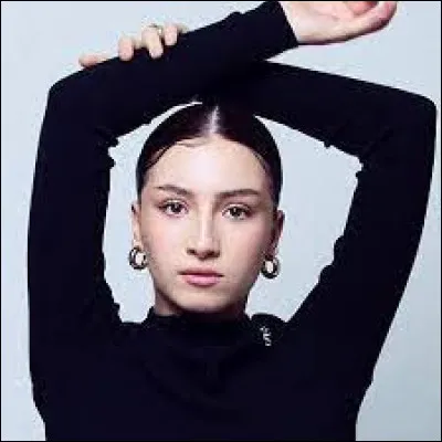 Qui la abandonnée à sa naissance ?