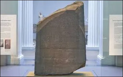 Qui a réussi à déchiffrer la célèbre pierre de Rosette ?