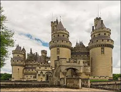Je vous propose de faire une halte au château de Pierrefonds. Commune de l'aire d'attraction Compiégnoise, elle se situe dans le département ...