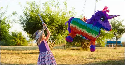 Comment appelle-t-on le contenant, souvent en forme d'animal, qui contient des bonbons et que les enfants s'amusent à casser pendant les célébrations ?