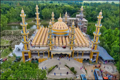 Dans quel pays se situe la mosquée aux 201 dômes, en construction depuis 2013 ?