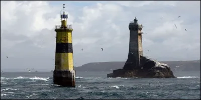 Comment appelle-t-on un phare construit en pleine mer ?