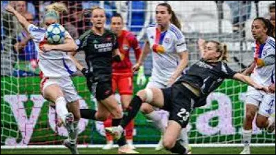 À quel stade de la compétition l'Olympique lyonnais féminin a t-il perdu en Ligue des champions contre Arsenal en avril 2025 ?